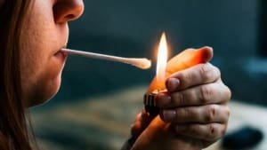 Fumar cotonete: a moda perigosa nas redes entre os jovens