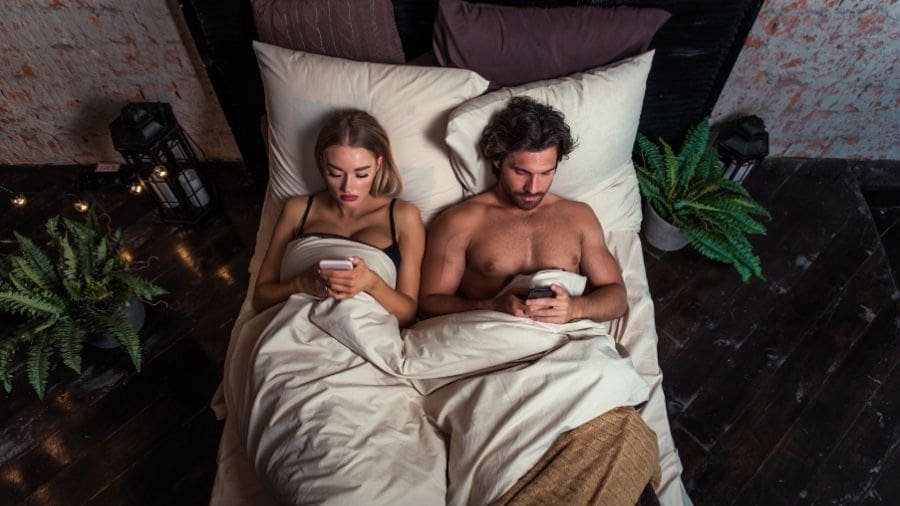 Em alguns casos, parece que o celular deixa de ser uma ferramenta e passa a funcionar como uma terceira pessoa dentro do relacionamento.