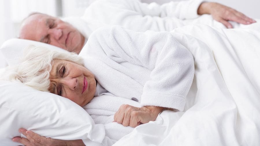 Em quase todo relacionamento um sente frio e o outro calor Dormir junto é, muitas vezes, aprender a negociar cobertor, ventilador, janela aberta e até qual lado da cama é mais quente