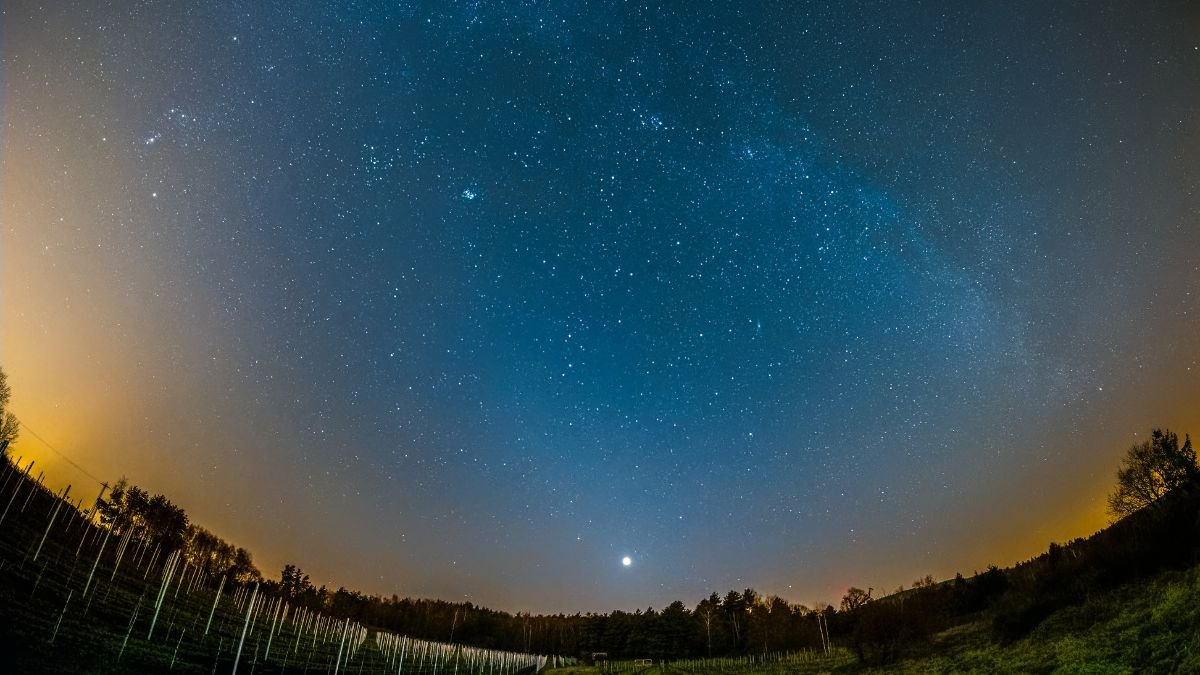 Ceú de agosto terá eclipse, chuva de meteoros e outros fenômenos; veja as datas Agosto de 2026 terá dois eclipses, uma das chuvas de meteoros mais conhecidas do ano e uma excelente aparição de Vênus