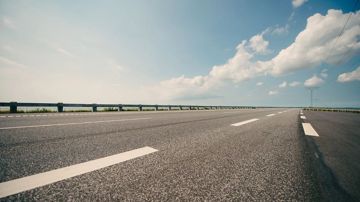 110 ou 140 km/h? Entenda por que correr na estrada não compensa A NHTSA, agência americana de segurança viária, relaciona o excesso de velocidade ao aumento da distância de parada, à perda de controle e à maior gravidade das colisões.