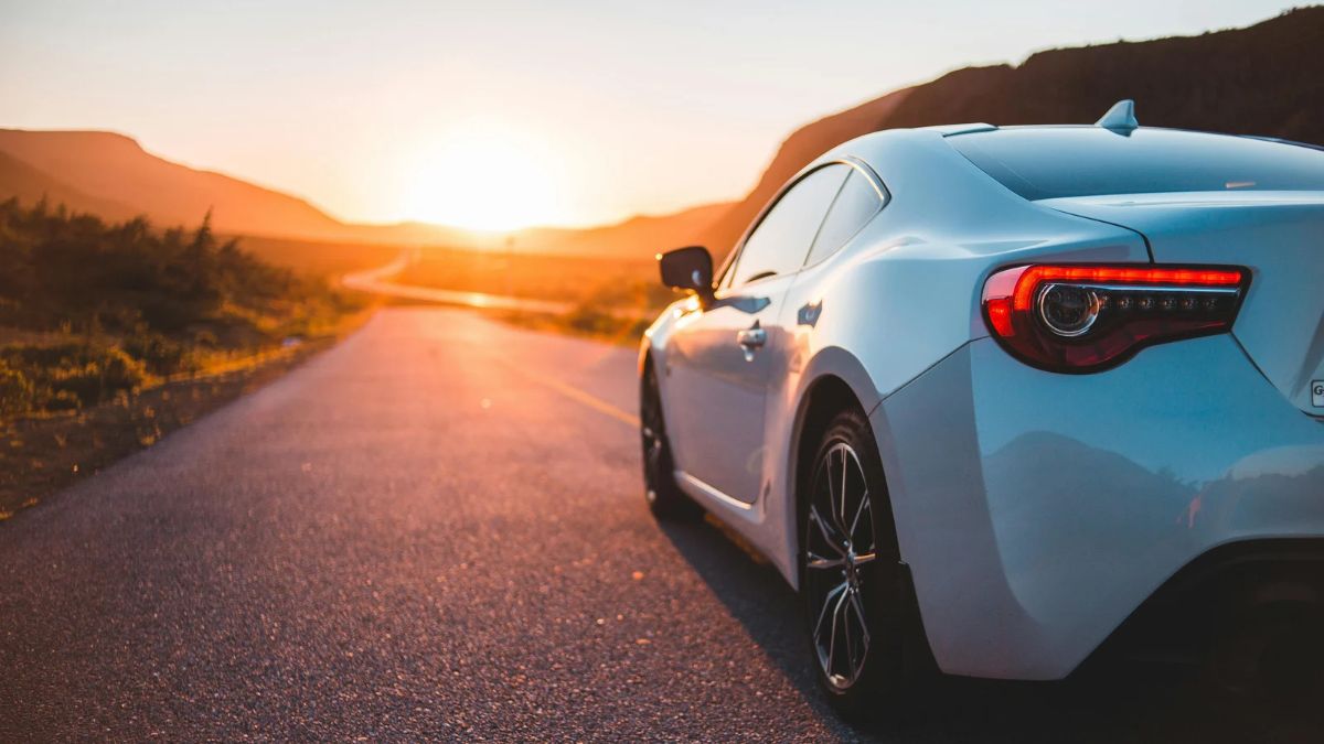 110 ou 140 km/h? Entenda por que correr na estrada não compensa Antes de perguntar quanto tempo você ganha acelerando, vale perguntar quanto espaço perde para reagir quando algo dá errado.