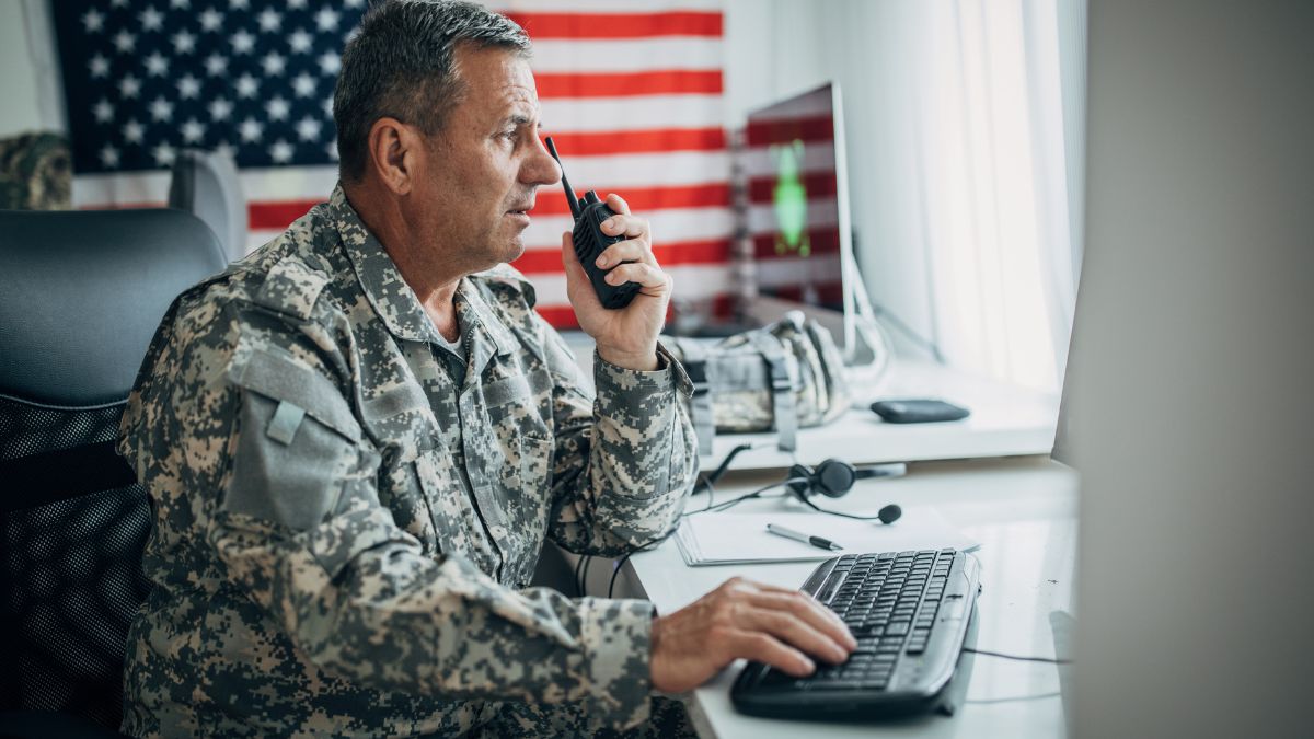EUA buscam professor de português para militares antes da eleição no Brasil Uma vaga para professor de português pode indicar interesse estratégico no Brasil, mas não constitui prova de interferência política.