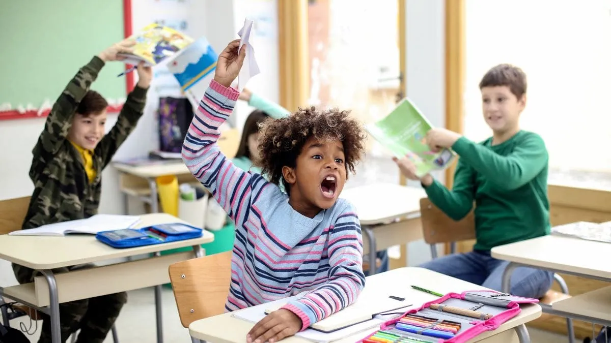 A cada cinco horas de aula, aproximadamente uma é utilizada pelo professor brasileiro para manter a ordem e recuperar a atenção dos estudantes.