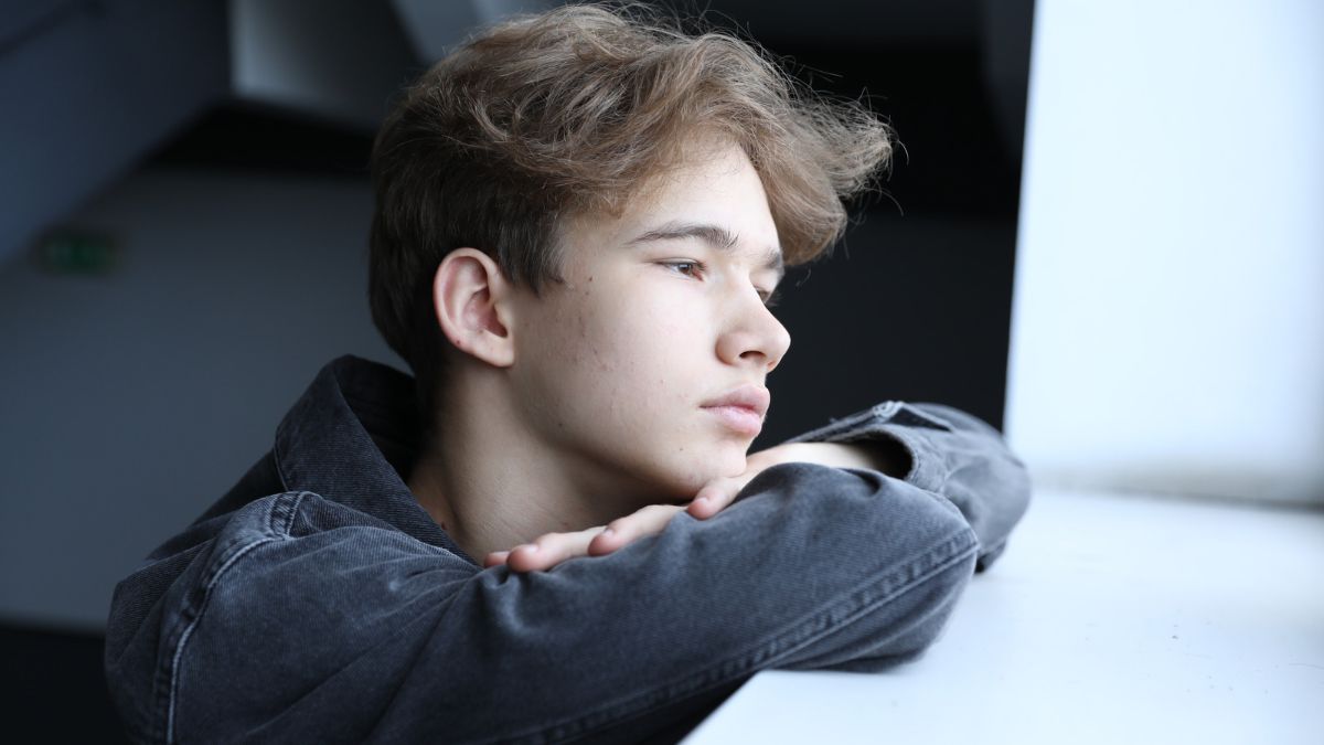 Adolescentes: como diferenciar tristeza, solidão e depressão? Mudanças persistentes, sofrimento intenso e dificuldades crescentes na escola, nos relacionamentos ou no cuidado pessoal justificam procurar avaliação