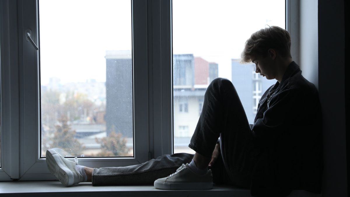 Adolescentes: como diferenciar tristeza, solidão e depressão? Um adolescente deprimido não precisa passar o dia chorando. Pode demonstrar irritação frequente, desinteresse, cansaço ou dificuldade para acompanhar atividades habituais