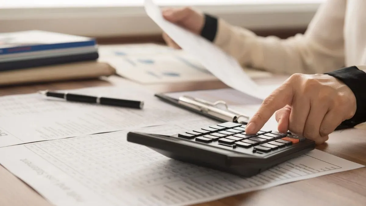 Já imaginou que o Brasil pode ter o maior imposto sobre consumo do mundo? A soma reúne uma referência calculada para a CBS de 2027 e uma projeção para o IBS. Não é uma alíquota conjunta definitiva, nem uma cobrança integral que começará de uma só vez.