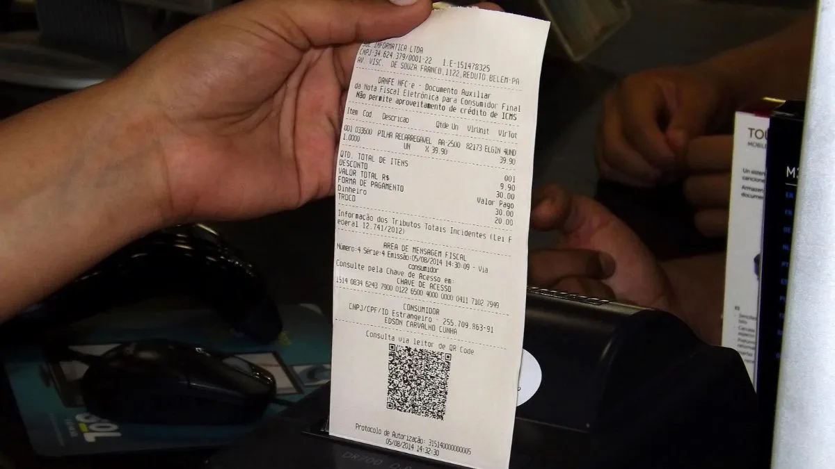 Já imaginou que o Brasil pode ter o maior imposto sobre consumo do mundo? A soma reúne uma referência calculada para a CBS de 2027 e uma projeção para o IBS. Não é uma alíquota conjunta definitiva