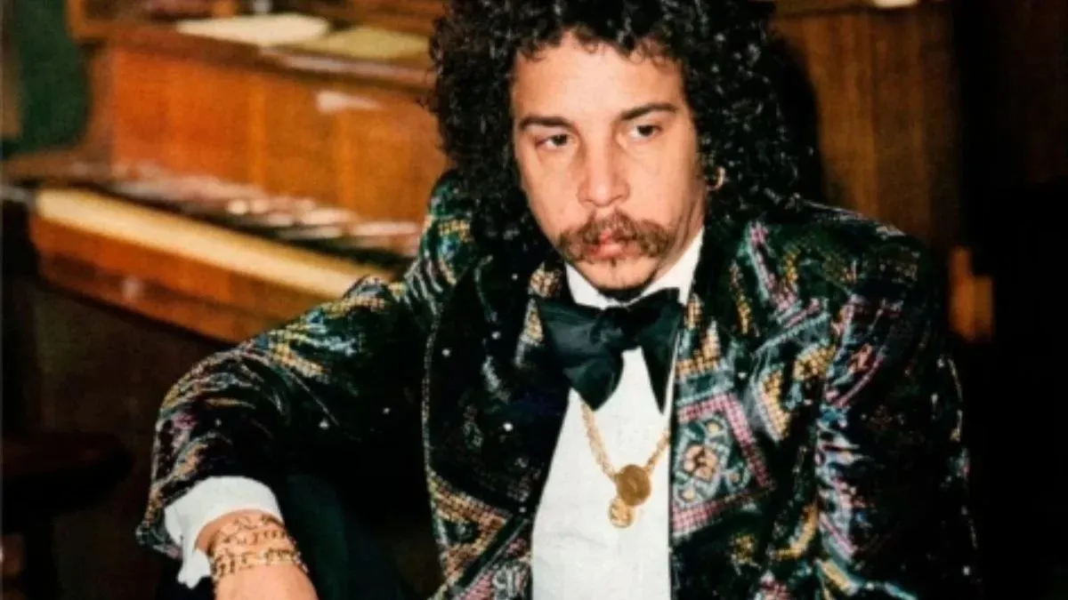 Benito di Paula: curiosidades sobre o artista que fez o piano sambar Benito di Paula construiu uma presença que podia ser reconhecida antes mesmo da primeira nota. Bigode, cabelos longos em diferentes fases, colares, anéis e roupas elegantes compunham sua imagem