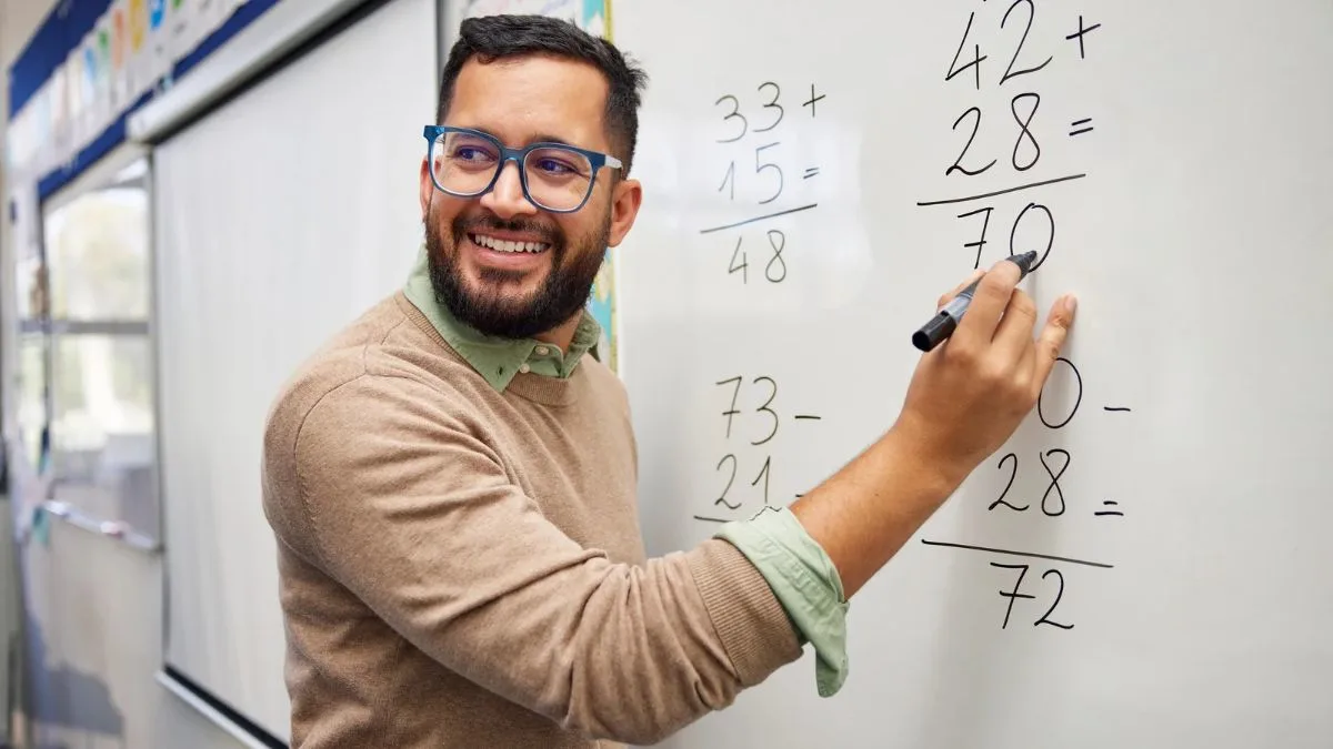 Valorizar quem ensina é reconhecer tanto sua contribuição para a sociedade quanto as condições necessárias para realizar esse trabalho.