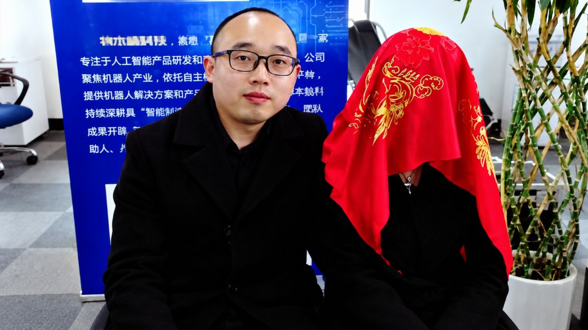 Engenheiro chinês criou uma robô humanoide e se casou com ela Também não é possível concluir, a partir de um episódio individual, que relacionamentos com máquinas fossem uma tendência consolidada