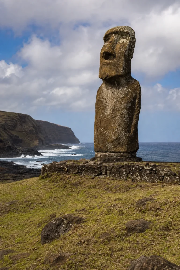 Estátuas moai perto da costa da Ilha de Páscoa