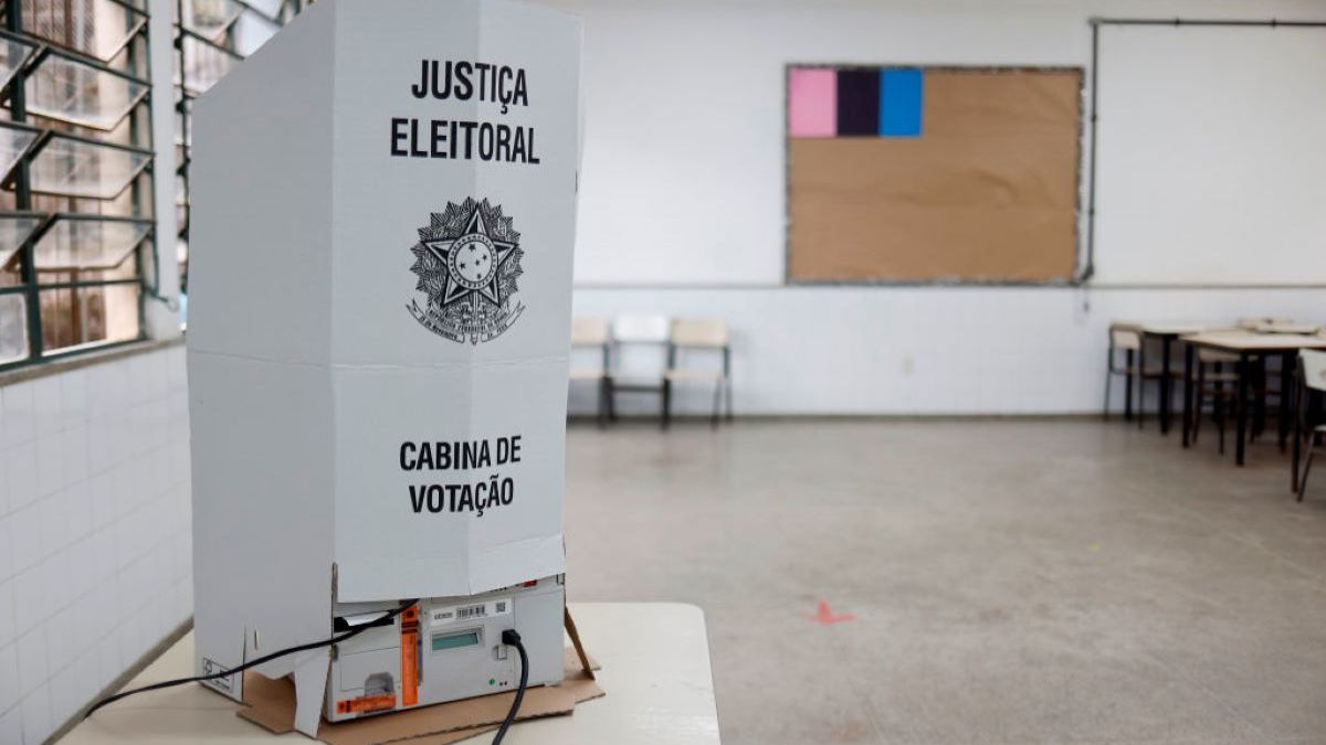 Já imaginou o que aconteceria se o Voto Nulo “ganhasse” as Eleições? O voto nulo não funciona como uma candidatura alternativa. Ele aparece nas estatísticas da eleição, mas fica fora do conjunto de votos válidos utilizado para definir os eleitos