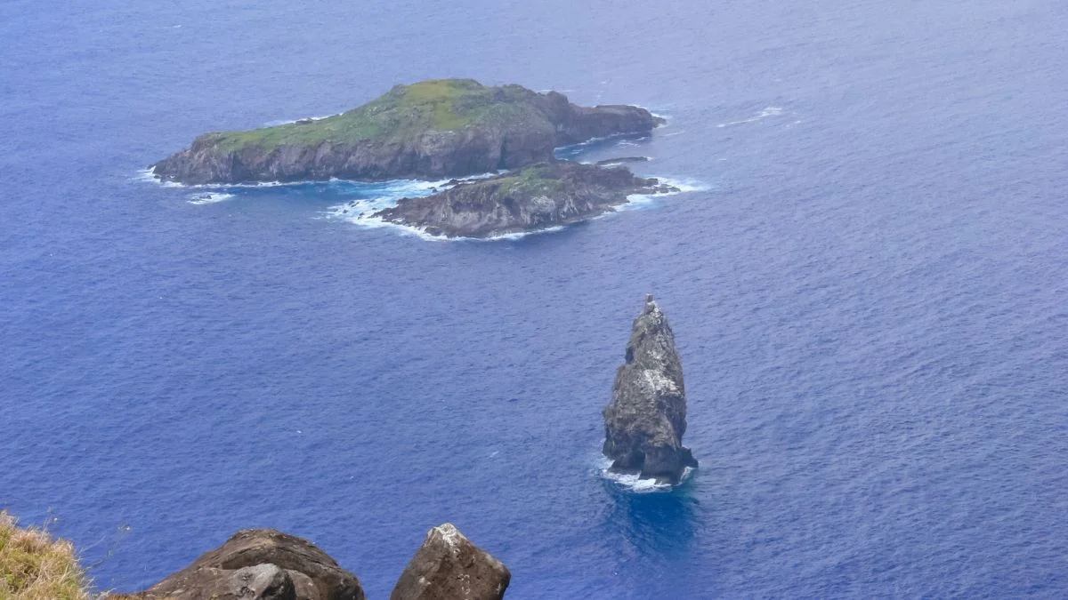 Mistério das estátuas da Ilha de Páscoa pode ter sido finalmente desvendado Cercados pelo oceano, os habitantes de Rapa Nui precisavam conhecer os pontos em que a água escondida sob a ilha encontrava a superfície.