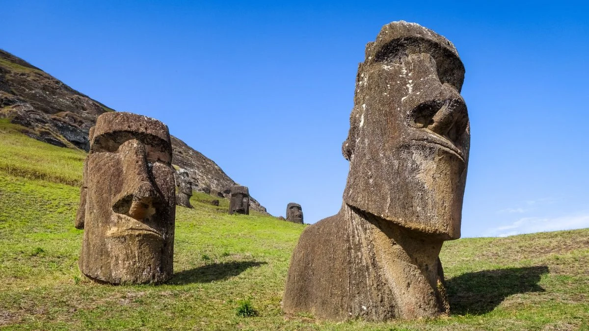 Mistério das estátuas da Ilha de Páscoa pode ter sido finalmente desvendado Conhecida por seus habitantes como Rapa Nui, a ilha pertence ao Chile e guarda um patrimônio construído por uma sociedade de origem polinésia