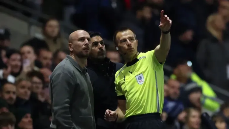 OVNI no jogo do Arsenal? Objeto no céu interrompeu partida e chamou atenção