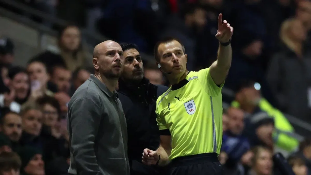 OVNI no jogo do Arsenal? Objeto no céu interrompeu partida e chamou atenção