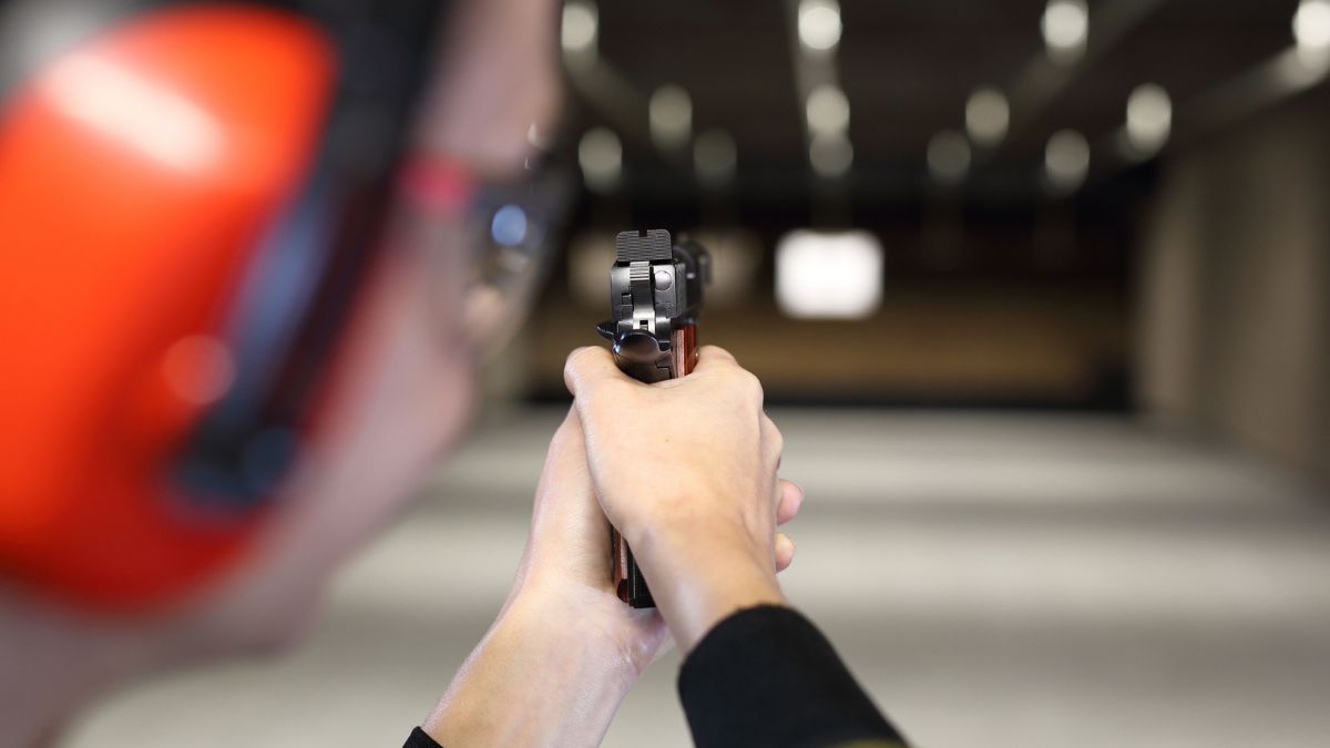 Uma aprova&ccedil;&atilde;o em comiss&atilde;o faz o projeto avan&ccedil;ar. A autoriza&ccedil;&atilde;o para portar uma arma continua dependendo das regras em vigor.