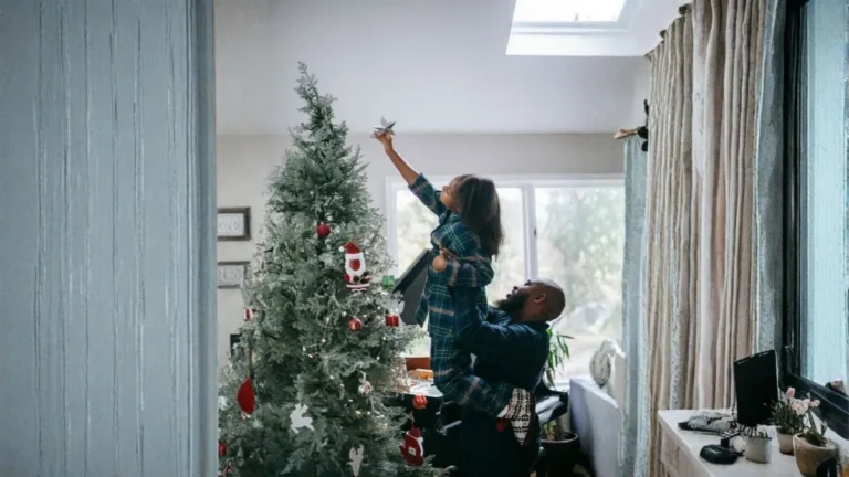 Pessoas que decoram a árvore de Natal mais cedo são mais felizes?