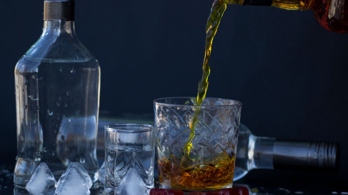 A rela&ccedil;&atilde;o com o &aacute;lcool envolve fatores biol&oacute;gicos e experi&ecirc;ncias de vida. A gen&eacute;tica participa desse processo, mas atua em conjunto com o ambiente