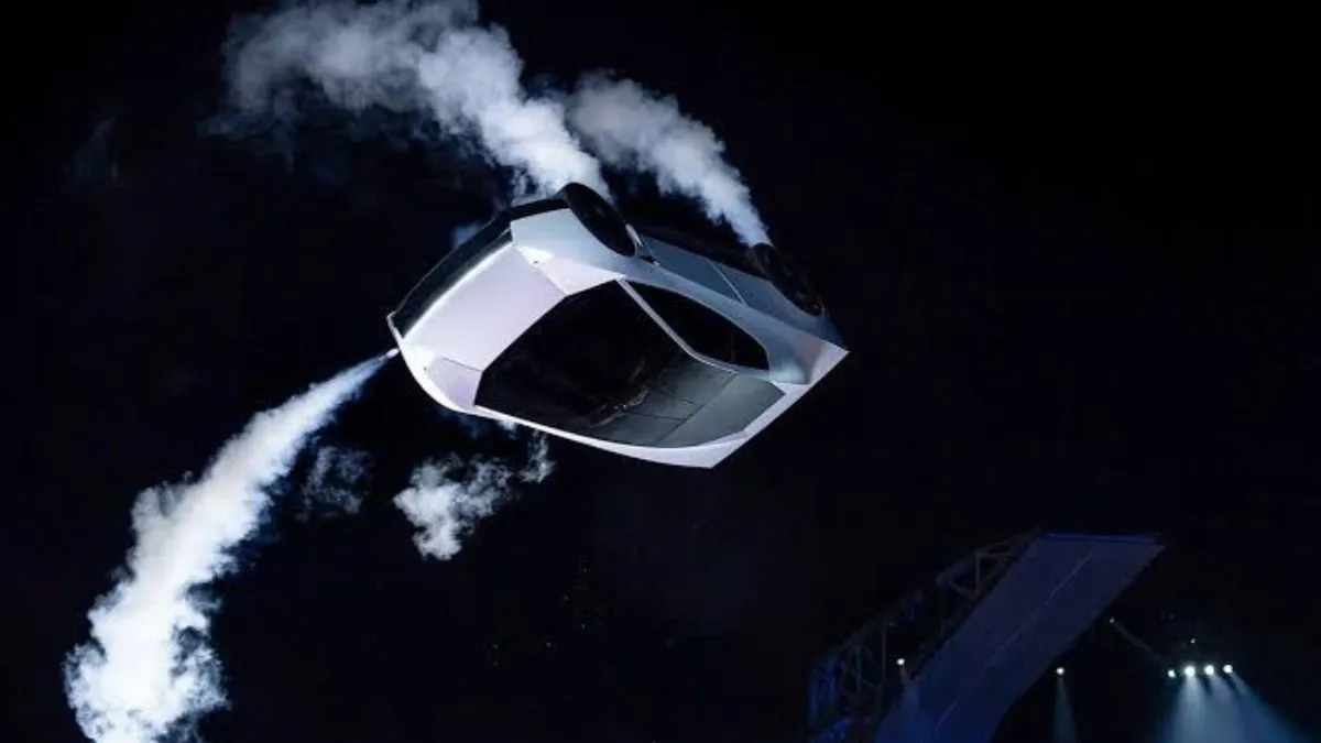 Tesla apresenta carro que voa com tecnologia da SpaceX. O futuro chegou? Na demonstração divulgada pela Tesla, o Roadster percorreu uma estrutura curva e apareceu invertido
