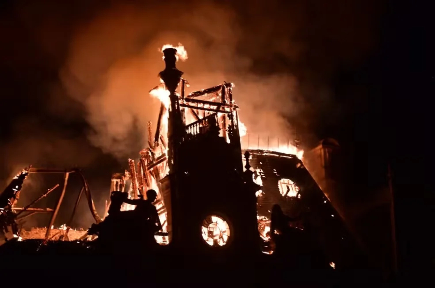 A prefeitura hist&oacute;rica da cidade foi parcialmente destru&iacute;da pelo fogo